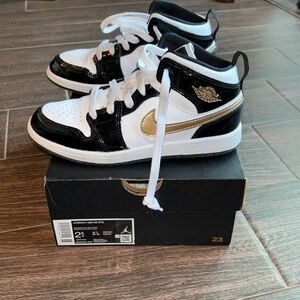 Excellent condition Jordan sneakers, boys size 2.5